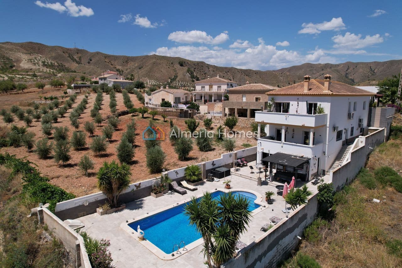 Chalet de 5 habitaciones en Arboleas en venta con piscina garaje - 330.000 € (Ref: 9914789)