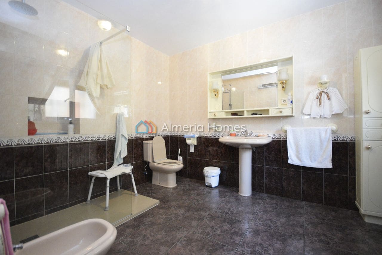 8 slaapkamer Villa te koop in Oria met garage - € 295.000 (Ref: 9944657)