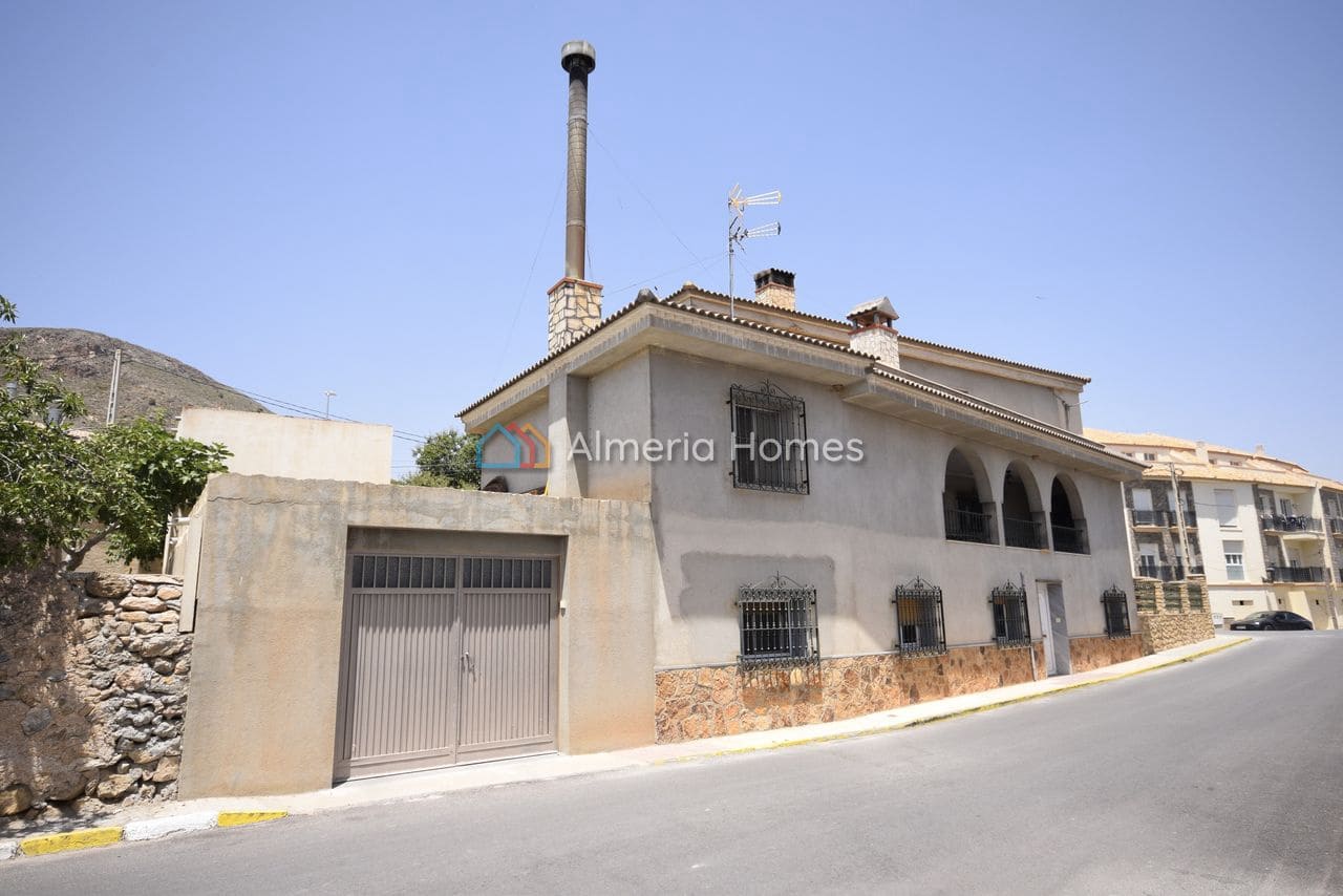 8 slaapkamer Villa te koop in Oria met garage - € 295.000 (Ref: 9944657)