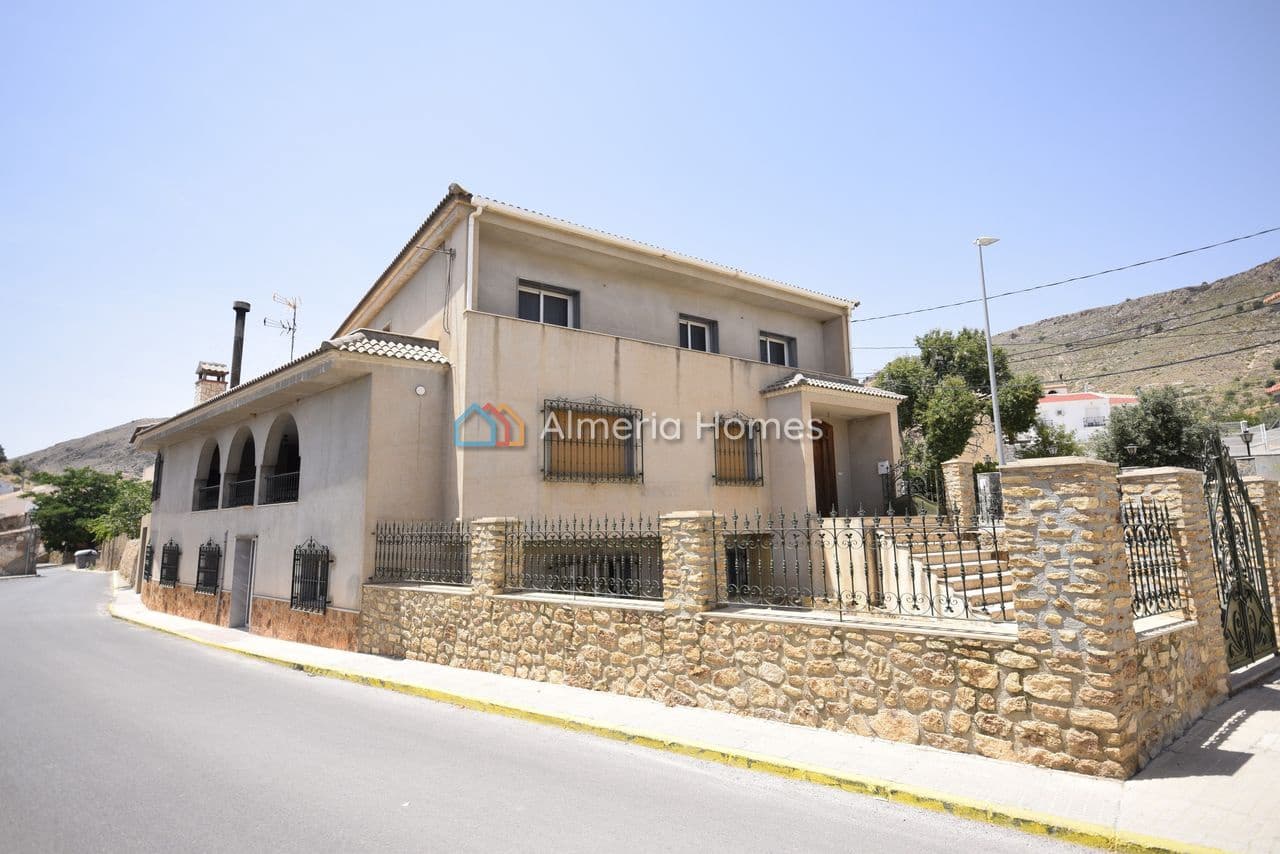 8 slaapkamer Villa te koop in Oria met garage - € 295.000 (Ref: 9944657)