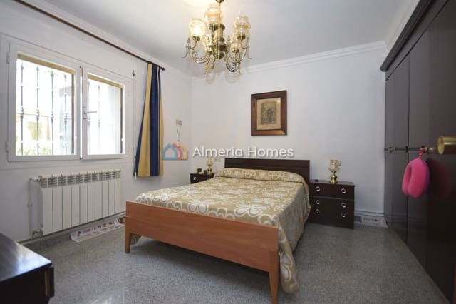 8 slaapkamer Villa te koop in Oria met garage - € 295.000 (Ref: 9944657)