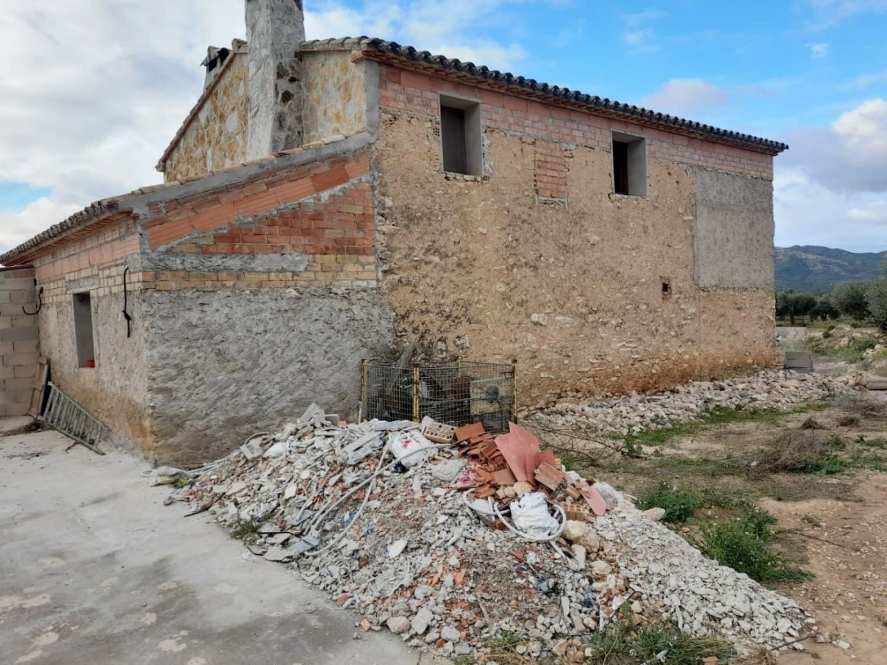 5 bedroom Finca/Country House for sale in Tivissa - € 350,000 (Ref: 10167312)