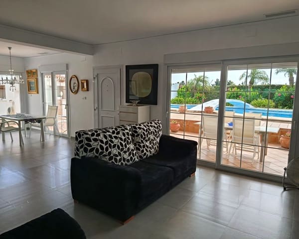 2 soverom Villa til salgs i Oliva med svømmebasseng garasje - € 420 000 (Ref: 10167330)
