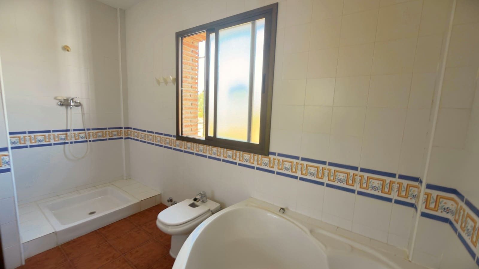 5 bedroom Villa for sale in Loja with pool garage - € 325,000 (Ref: 10061033)