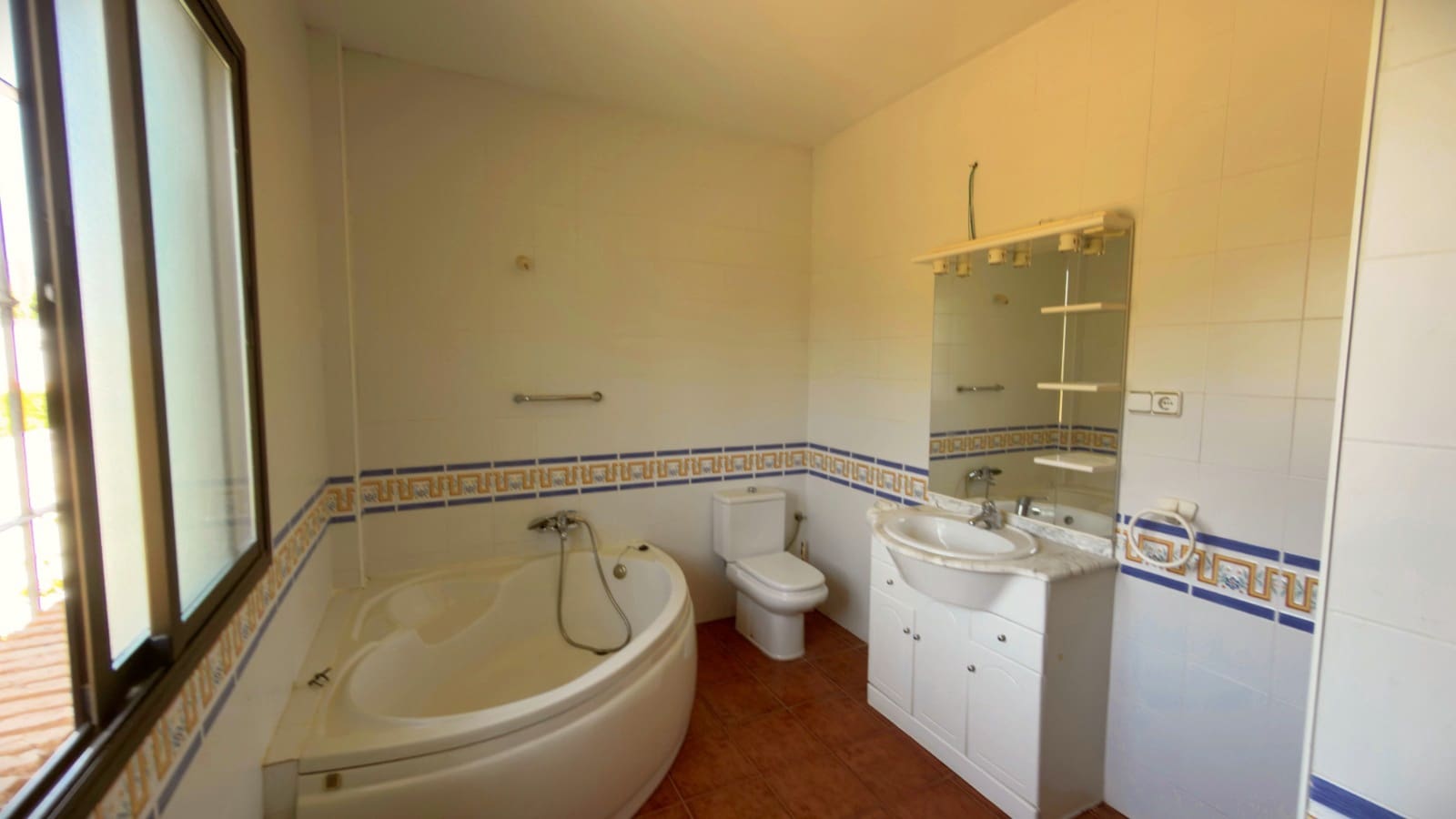 5 bedroom Villa for sale in Loja with pool garage - € 325,000 (Ref: 10061033)