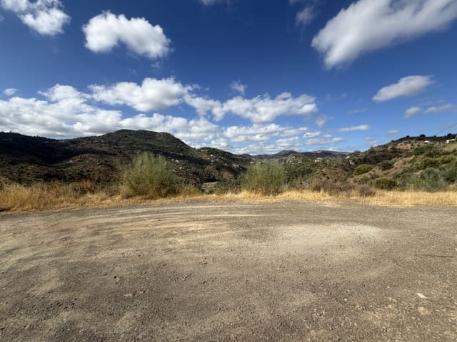 Mark till salu i Comares - 12 800 € (Ref: 10073323)