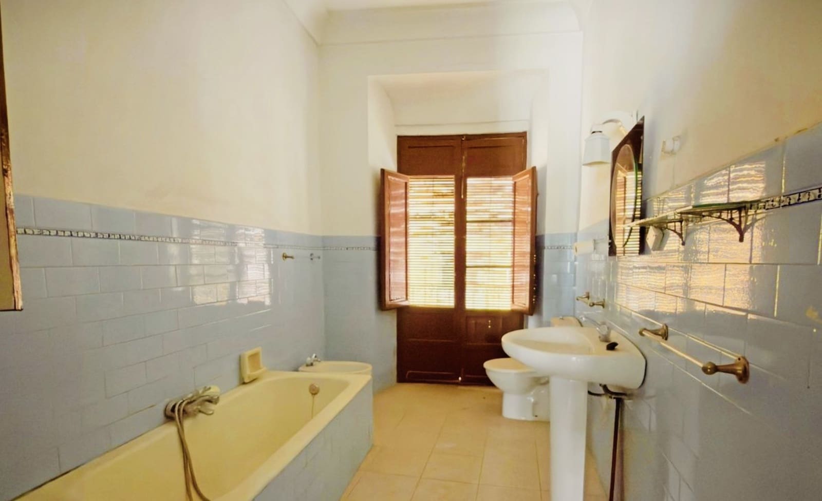 4 bedroom Townhouse for sale in Alameda with garage - € 220,000 (Ref: 10102855)