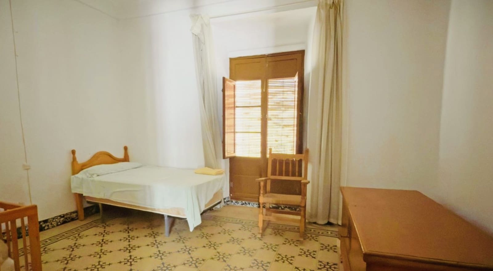 4 bedroom Townhouse for sale in Alameda with garage - € 220,000 (Ref: 10102855)