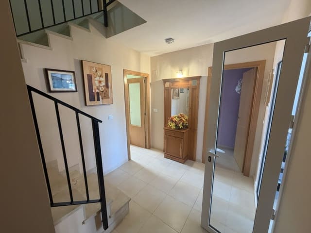 Chalet de 4 habitaciones en Fuente de Piedra en venta con piscina garaje - 190.000 € (Ref: 10111832)