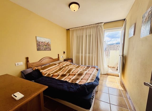Casa de 3 habitaciones en Iznájar en venta - 130.000 € (Ref: 10112247)