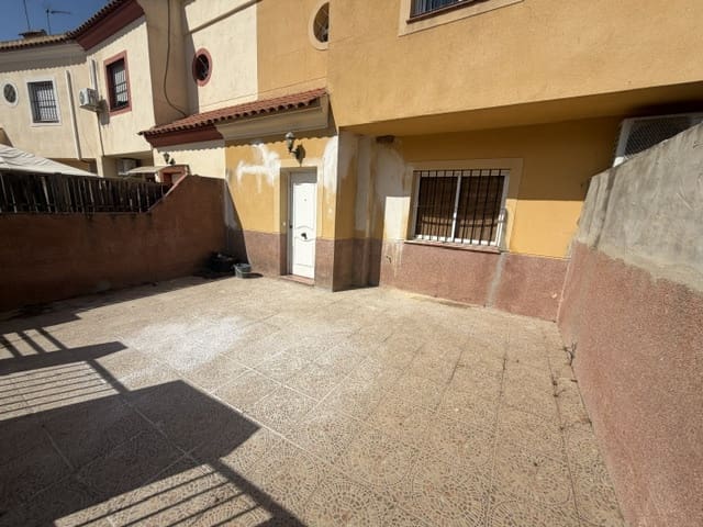 4 bedroom Townhouse for sale in Fuente de Piedra with pool garage - € 149,000 (Ref: 10130993)