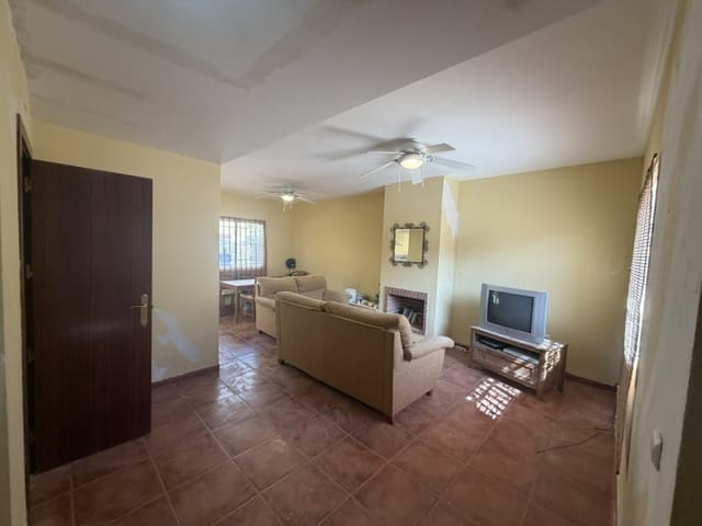 4 bedroom Townhouse for sale in Fuente de Piedra with pool garage - € 149,000 (Ref: 10130993)