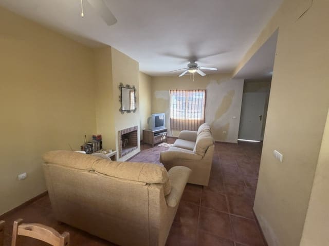 4 bedroom Townhouse for sale in Fuente de Piedra with pool garage - € 149,000 (Ref: 10130993)