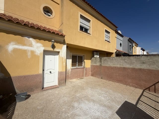 4 bedroom Townhouse for sale in Fuente de Piedra with pool garage - € 149,000 (Ref: 10130993)