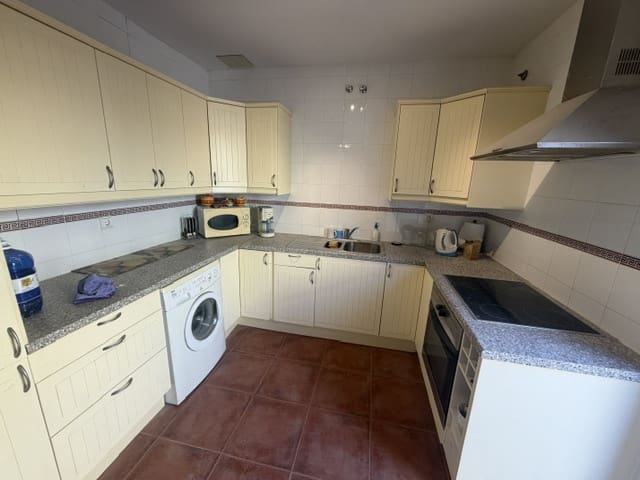 4 bedroom Townhouse for sale in Fuente de Piedra with pool garage - € 149,000 (Ref: 10130993)
