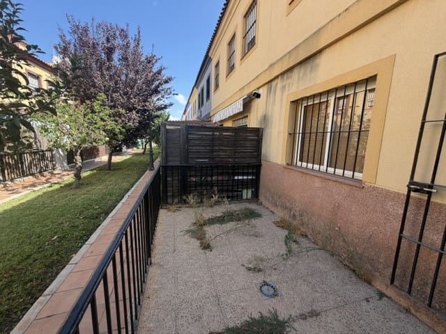 4 bedroom Townhouse for sale in Fuente de Piedra with pool garage - € 149,000 (Ref: 10130993)