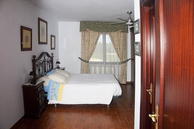 4 slaapkamer Finca/Landhuis te koop in Monturque met zwembad - € 250.000 (Ref: 8558136)