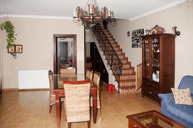 4 slaapkamer Finca/Landhuis te koop in Monturque met zwembad - € 250.000 (Ref: 8558136)
