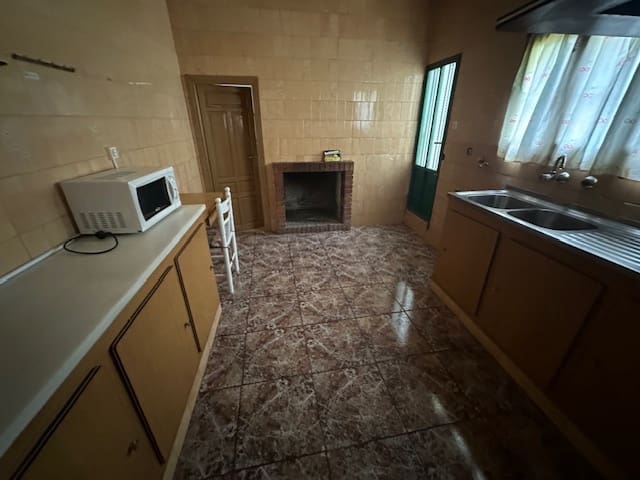 5 bedroom Townhouse for sale in Cuevas Bajas with garage - € 79,000 (Ref: 8571302)