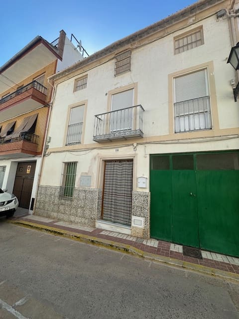 5 bedroom Townhouse for sale in Cuevas Bajas with garage - € 79,000 (Ref: 8571302)