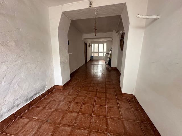 5 bedroom Townhouse for sale in Cuevas Bajas with garage - € 79,000 (Ref: 8571302)