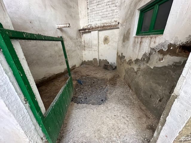 5 bedroom Townhouse for sale in Cuevas Bajas with garage - € 79,000 (Ref: 8571302)