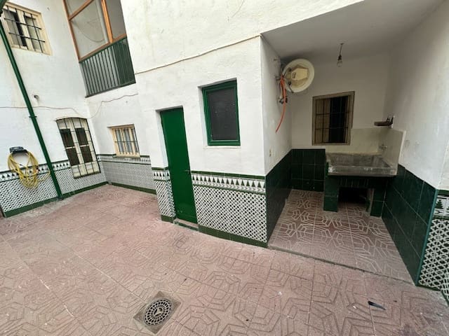5 bedroom Townhouse for sale in Cuevas Bajas with garage - € 79,000 (Ref: 8571302)