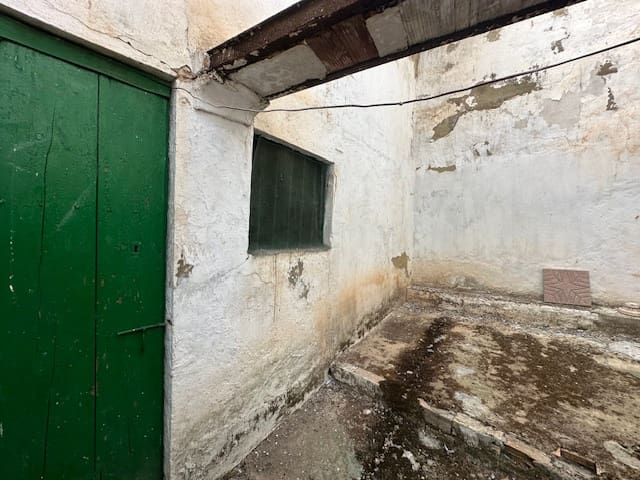 5 bedroom Townhouse for sale in Cuevas Bajas with garage - € 79,000 (Ref: 8571302)