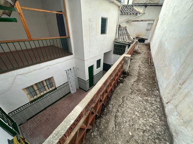 5 bedroom Townhouse for sale in Cuevas Bajas with garage - € 79,000 (Ref: 8571302)