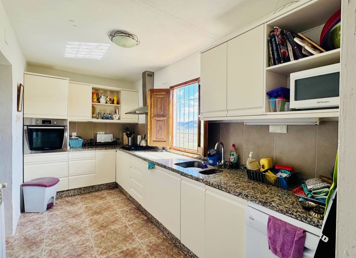 4 soveværelse Finca/Landehus til salg i Iznajar med swimmingpool - € 275.000 (Ref: 8945479)