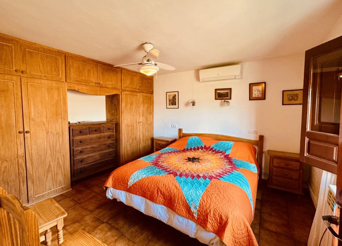 4 soveværelse Finca/Landehus til salg i Iznajar med swimmingpool - € 275.000 (Ref: 8945479)