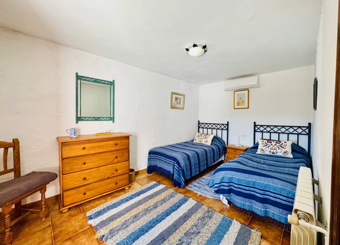 4 soveværelse Finca/Landehus til salg i Iznajar med swimmingpool - € 275.000 (Ref: 8945479)