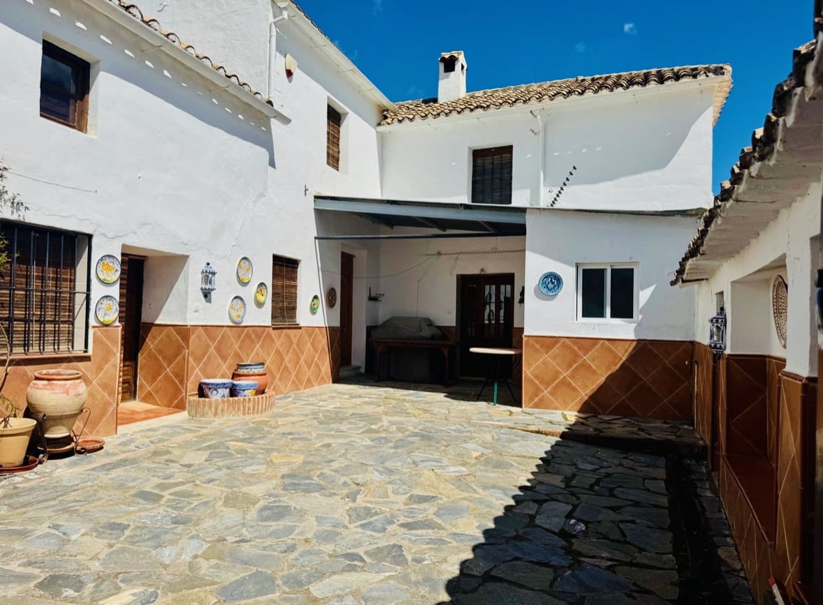 4 soveværelse Finca/Landehus til salg i Iznajar med swimmingpool - € 275.000 (Ref: 8945479)