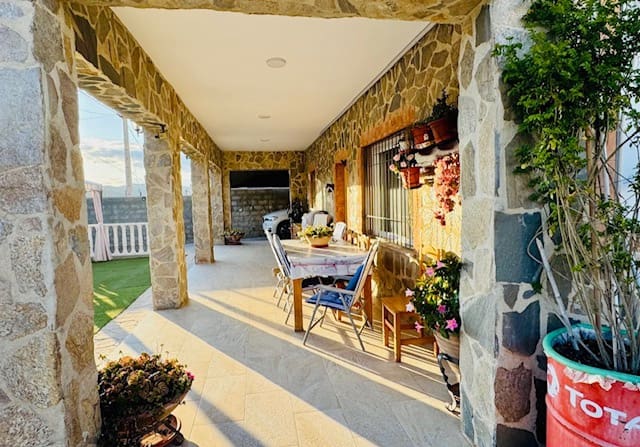 3 soveværelse Villa til salg i Iznajar med swimmingpool - € 269.000 (Ref: 9027378)