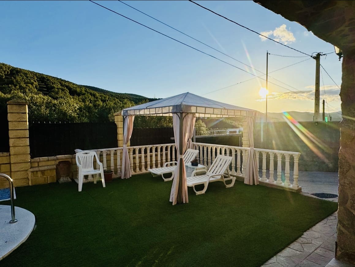 3 soveværelse Villa til salg i Iznajar med swimmingpool - € 269.000 (Ref: 9027378)