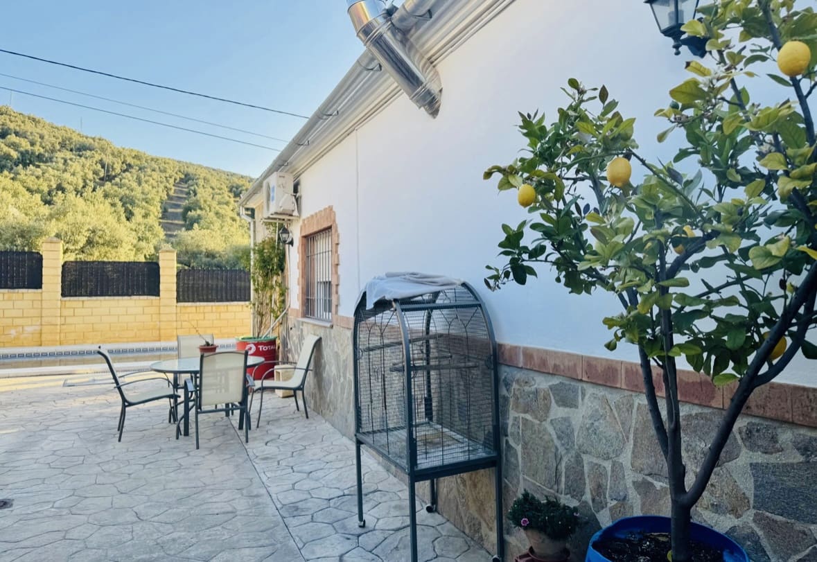 3 soveværelse Villa til salg i Iznajar med swimmingpool - € 269.000 (Ref: 9027378)