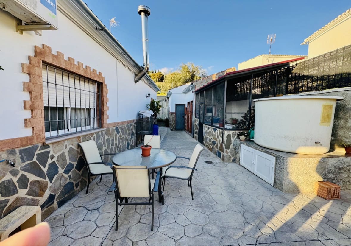 3 soveværelse Villa til salg i Iznajar med swimmingpool - € 269.000 (Ref: 9027378)