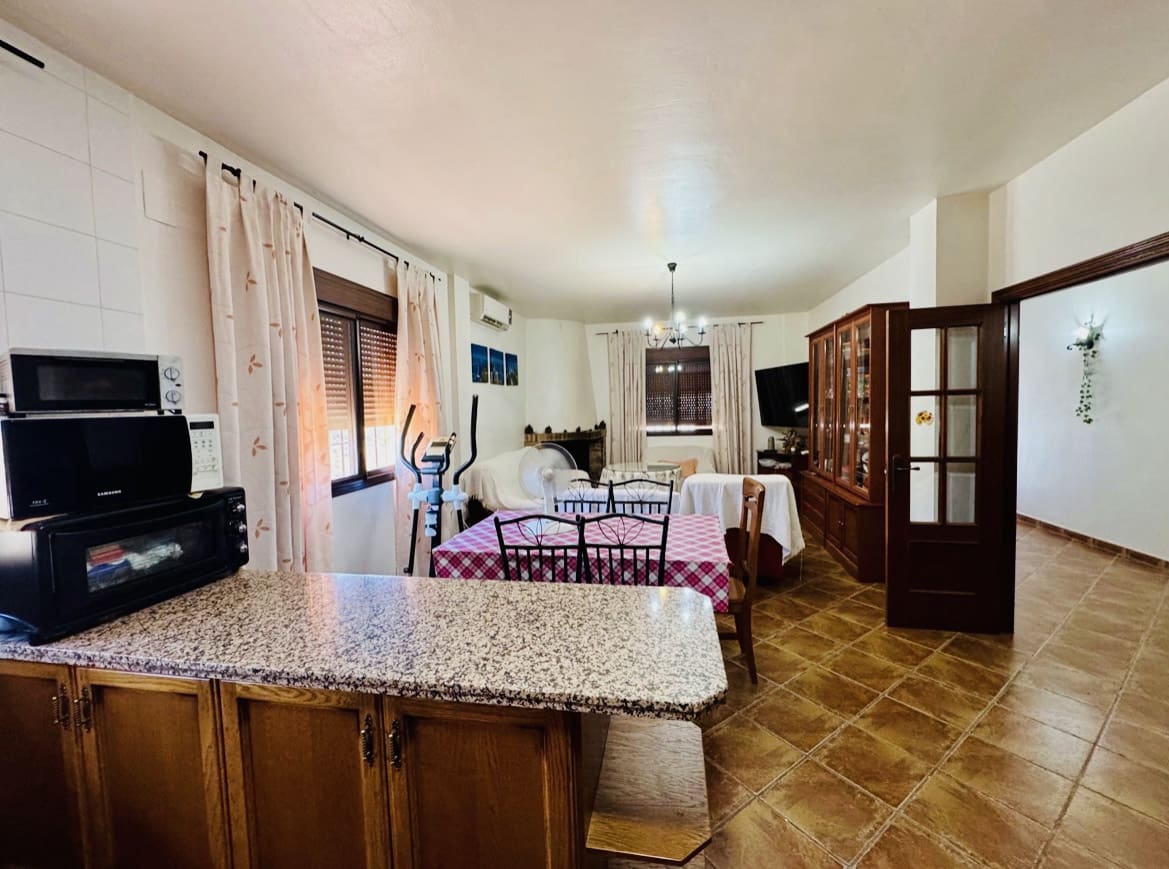 3 soveværelse Villa til salg i Iznajar med swimmingpool garage - € 225.000 (Ref: 9175431)