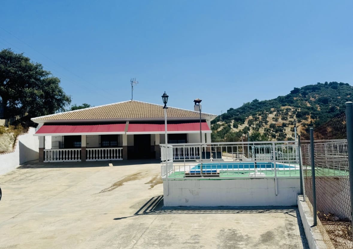 3 soveværelse Villa til salg i Iznajar med swimmingpool garage - € 225.000 (Ref: 9175431)