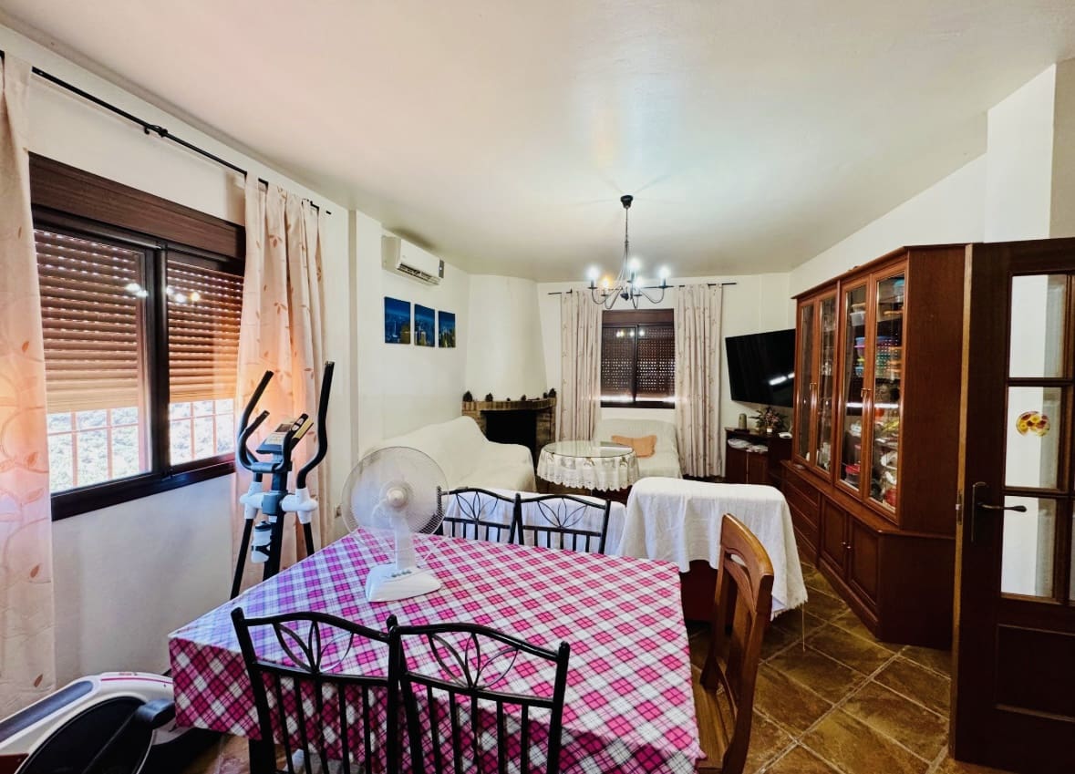 3 soveværelse Villa til salg i Iznajar med swimmingpool garage - € 225.000 (Ref: 9175431)