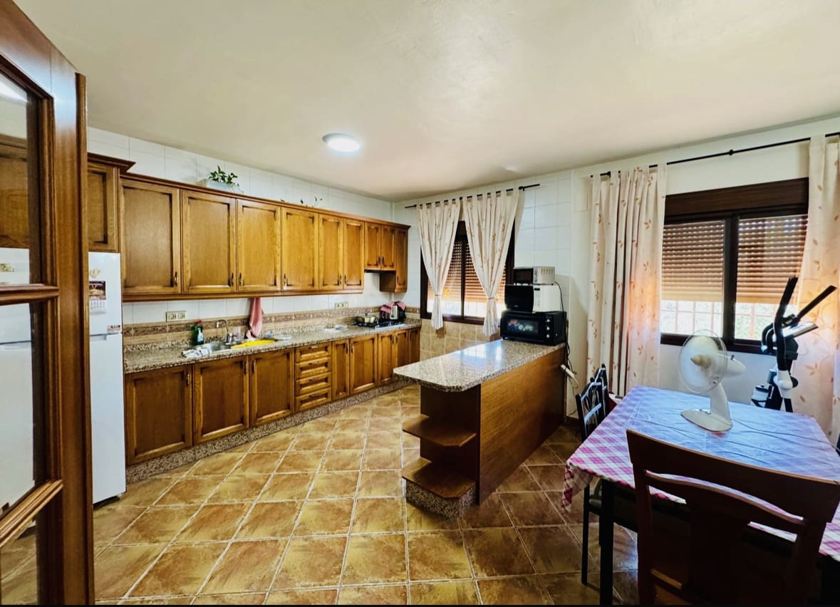 3 soveværelse Villa til salg i Iznajar med swimmingpool garage - € 225.000 (Ref: 9175431)