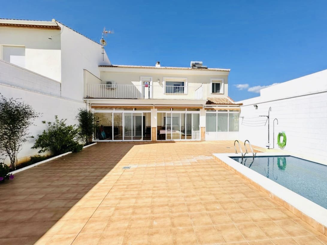 3 soveværelse Villa til salg i Humilladero med swimmingpool garage - € 255.000 (Ref: 9175613)