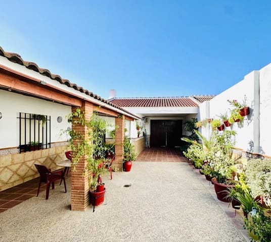 4 bedroom Villa for sale in Humilladero with garage - € 197,600 (Ref: 9227993)