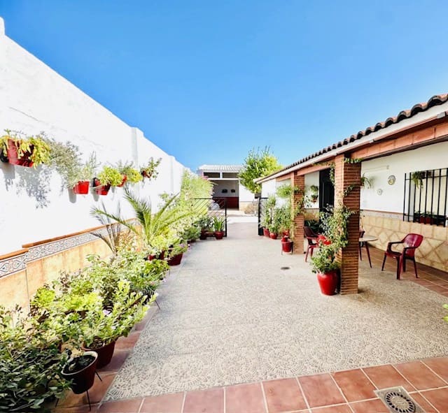 4 bedroom Villa for sale in Humilladero with garage - € 225,000 (Ref: 9227993)
