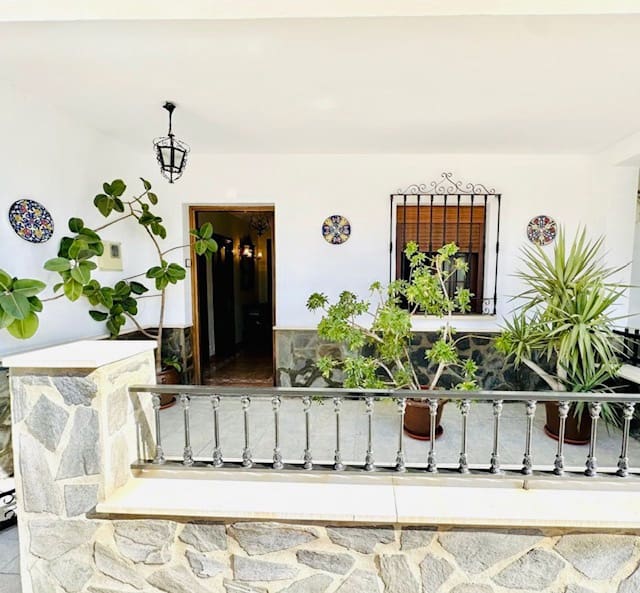 4 bedroom Villa for sale in Humilladero with garage - € 225,000 (Ref: 9227993)