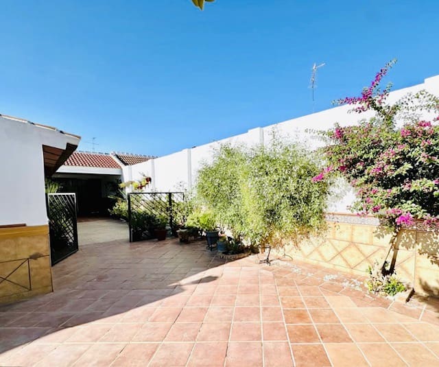 4 bedroom Villa for sale in Humilladero with garage - € 225,000 (Ref: 9227993)