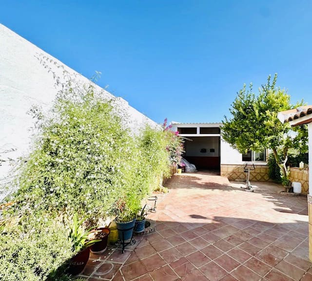 4 bedroom Villa for sale in Humilladero with garage - € 225,000 (Ref: 9227993)