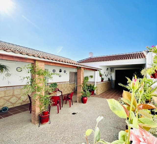 4 bedroom Villa for sale in Humilladero with garage - € 225,000 (Ref: 9227993)