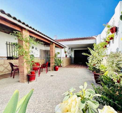 4 bedroom Villa for sale in Humilladero with garage - € 197,600 (Ref: 9227993)
