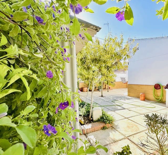 4 bedroom Villa for sale in Humilladero with garage - € 225,000 (Ref: 9227993)